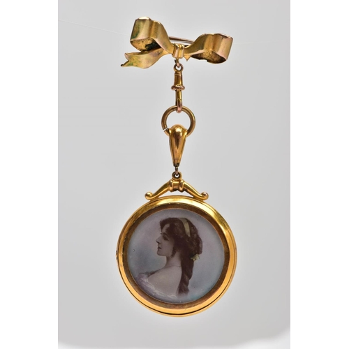 19 - AN EARLY 20TH CENTURY 9CT GOLD PORTRAIT BROOCH, the circular double sided photo pendant, with painte... 