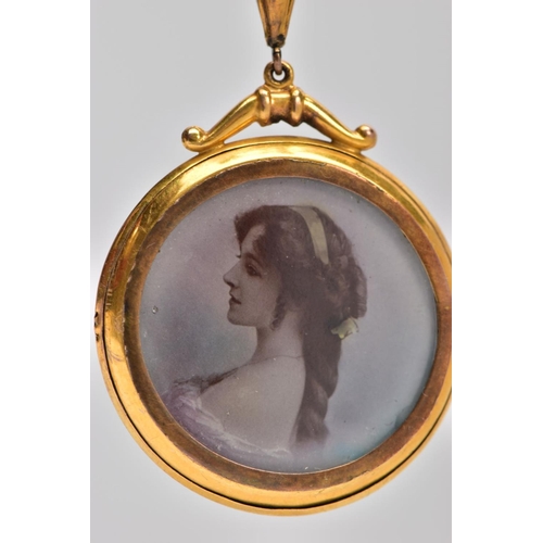 19 - AN EARLY 20TH CENTURY 9CT GOLD PORTRAIT BROOCH, the circular double sided photo pendant, with painte... 