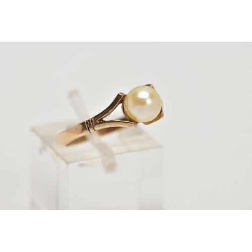 29 - A 9CT CULTURED PEARL DRESS RING, set with a single cultured pearl, bifurcated shoulders on a plain p... 