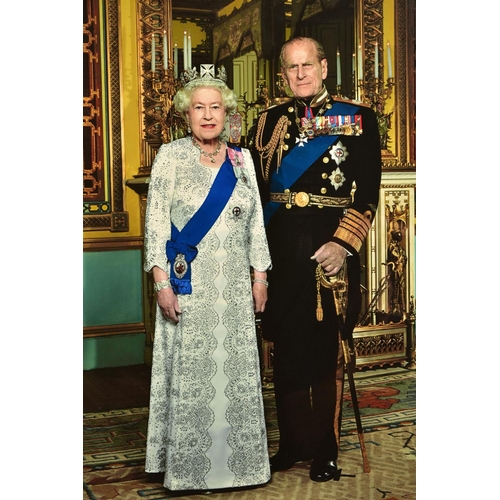 318 - JOHN SWANNELL (BRITISH 1946), 'HER MAJESTY QUEEN ELIZABETH AND HRH PRINCE PHILIP', a limited edition... 