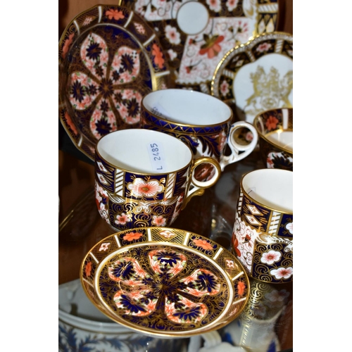 364 - A COLLECTION OF ASSORTED ROYAL CROWN DERBY IMARI ODDMENTS, including two limited edition wavy rim pi... 