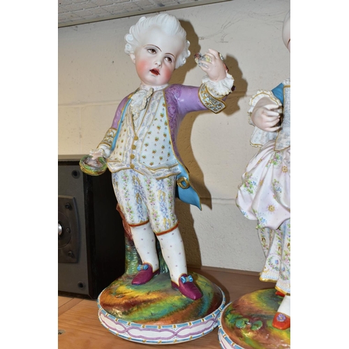 386 - A PAIR OF LATE 19TH CENTURY CONTINENTAL BISQUE PORCELAIN FIGURES OF A BOY AND GIRL IN 18TH CENTURY C... 