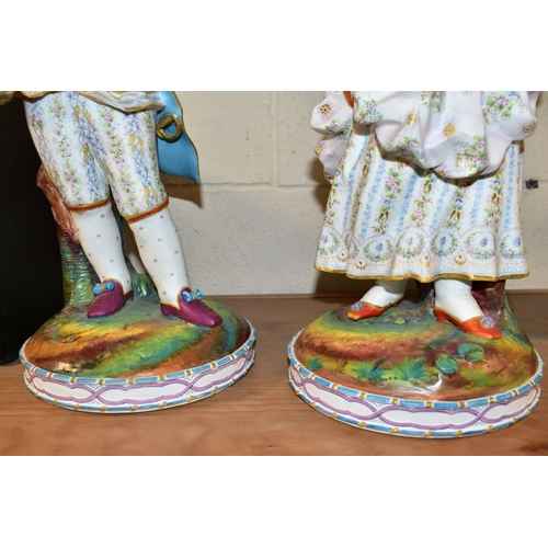 386 - A PAIR OF LATE 19TH CENTURY CONTINENTAL BISQUE PORCELAIN FIGURES OF A BOY AND GIRL IN 18TH CENTURY C... 