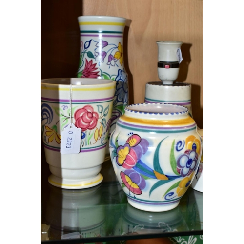 440 - FIVE PIECES OF POOLE POTTERY, comprising three various vases including traditional LE pattern vase, ... 