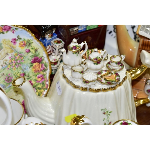 460 - ROYAL ALBERT 'OLD COUNTRY ROSES' DINNER/TEA WARES, NOVELTY TEAPOTS AND TRINKETS, comprising two two ... 