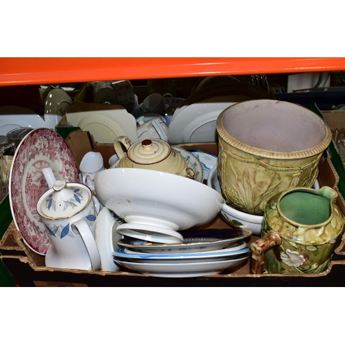 485 - FIVE BOXES AND LOOSE CERAMICS AND GLASS ETC, to include boxed Wedgwood Viva cups and saucers, standa... 