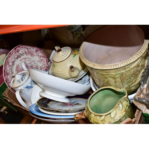 485 - FIVE BOXES AND LOOSE CERAMICS AND GLASS ETC, to include boxed Wedgwood Viva cups and saucers, standa... 