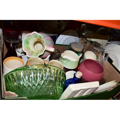 485 - FIVE BOXES AND LOOSE CERAMICS AND GLASS ETC, to include boxed Wedgwood Viva cups and saucers, standa... 