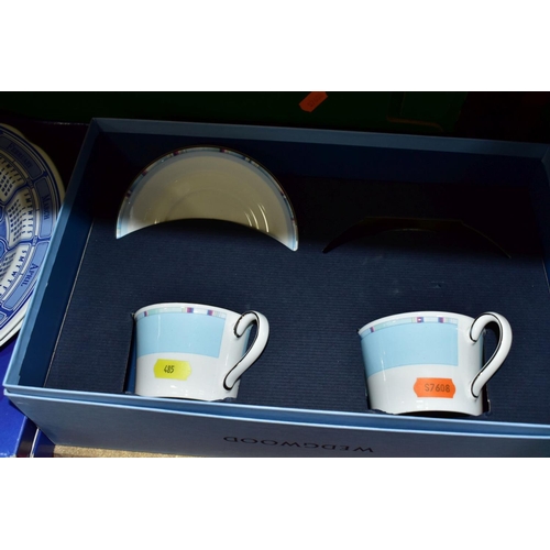 485 - FIVE BOXES AND LOOSE CERAMICS AND GLASS ETC, to include boxed Wedgwood Viva cups and saucers, standa... 