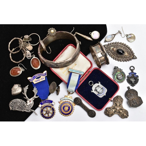 49 - A TRAY OF SILVER AND WHITE METAL ITEMS, to include a silver hinged bangle, decorative floral engrave... 