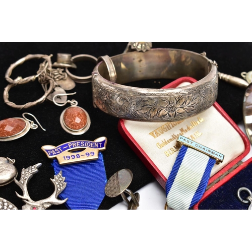 49 - A TRAY OF SILVER AND WHITE METAL ITEMS, to include a silver hinged bangle, decorative floral engrave... 