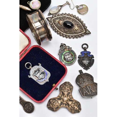 49 - A TRAY OF SILVER AND WHITE METAL ITEMS, to include a silver hinged bangle, decorative floral engrave... 