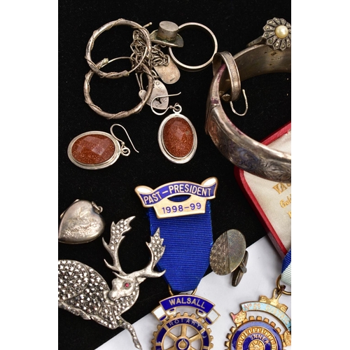 49 - A TRAY OF SILVER AND WHITE METAL ITEMS, to include a silver hinged bangle, decorative floral engrave... 