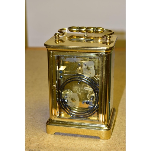 496 - AN EARLY 20TH CENTURY FRENCH BRASS CARRIAGE CLOCK, the rectangular case with small oval panel to the... 