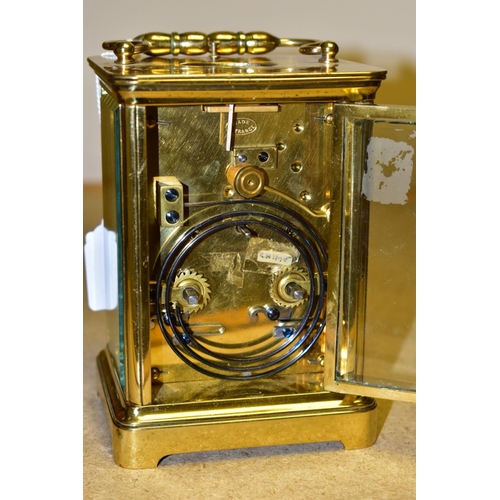 496 - AN EARLY 20TH CENTURY FRENCH BRASS CARRIAGE CLOCK, the rectangular case with small oval panel to the... 