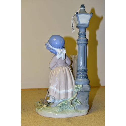 500 - A LLADRO FIGURE GROUP FALL CLEAN UP, model no 5286, depicting a girl raking up leaves, designed by A... 