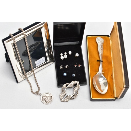 51 - A BOX OF SILVER AND WHITE METAL ITEMS, to include a boxed single kings pattern teaspoon, hallmarked ... 