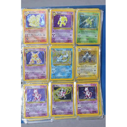 548 - A QUANTITY OF POKEMON CARDS - over four hundred cards of various sets including Base Set, Fossil Set... 