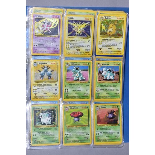 548 - A QUANTITY OF POKEMON CARDS - over four hundred cards of various sets including Base Set, Fossil Set... 