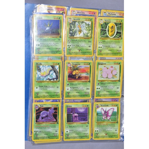 548 - A QUANTITY OF POKEMON CARDS - over four hundred cards of various sets including Base Set, Fossil Set... 