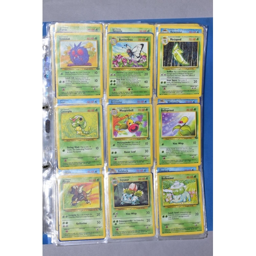 548 - A QUANTITY OF POKEMON CARDS - over four hundred cards of various sets including Base Set, Fossil Set... 