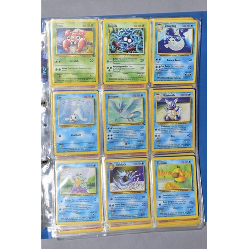 548 - A QUANTITY OF POKEMON CARDS - over four hundred cards of various sets including Base Set, Fossil Set... 