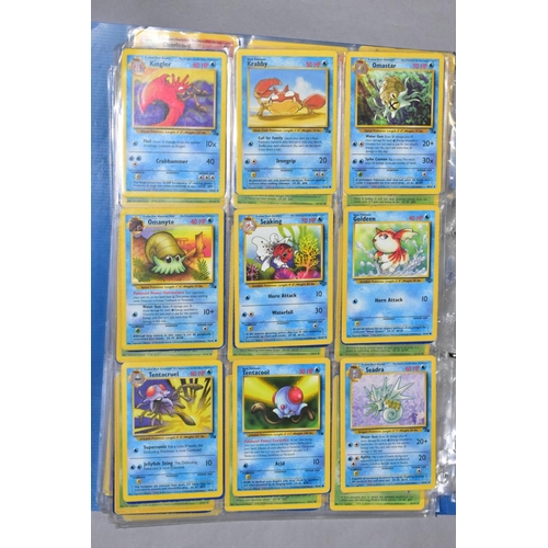 548 - A QUANTITY OF POKEMON CARDS - over four hundred cards of various sets including Base Set, Fossil Set... 