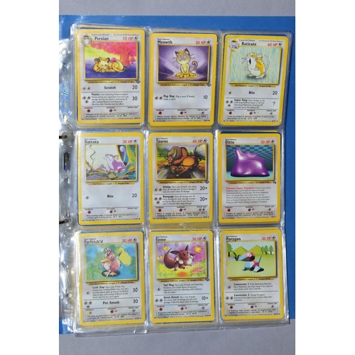 548 - A QUANTITY OF POKEMON CARDS - over four hundred cards of various sets including Base Set, Fossil Set... 