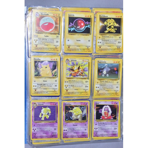 548 - A QUANTITY OF POKEMON CARDS - over four hundred cards of various sets including Base Set, Fossil Set... 