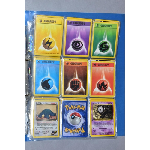 548 - A QUANTITY OF POKEMON CARDS - over four hundred cards of various sets including Base Set, Fossil Set... 