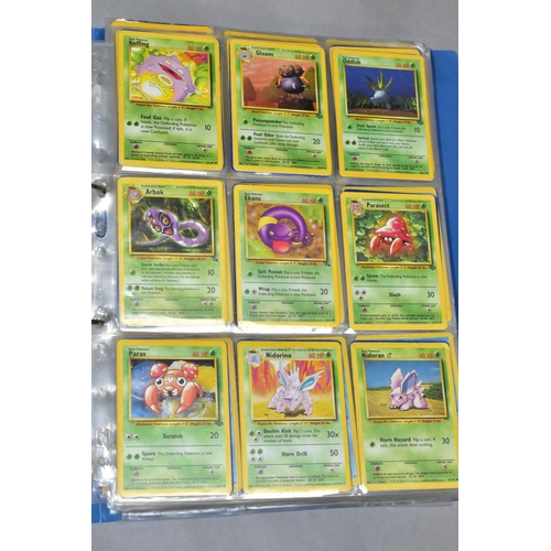 548 - A QUANTITY OF POKEMON CARDS - over four hundred cards of various sets including Base Set, Fossil Set... 