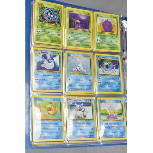 548 - A QUANTITY OF POKEMON CARDS - over four hundred cards of various sets including Base Set, Fossil Set... 