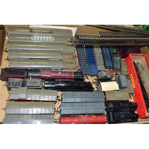 565 - A QUANTITY OF MAINLY UNBOXED AND ASSORTED 00 GAUGE MODEL RAILWAY ITEMS, to include Hornby Dublo Duch... 