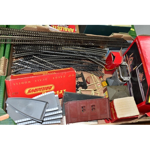 565 - A QUANTITY OF MAINLY UNBOXED AND ASSORTED 00 GAUGE MODEL RAILWAY ITEMS, to include Hornby Dublo Duch... 