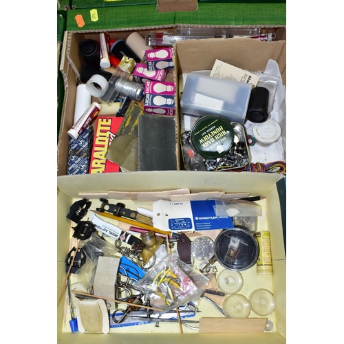 565 - A QUANTITY OF MAINLY UNBOXED AND ASSORTED 00 GAUGE MODEL RAILWAY ITEMS, to include Hornby Dublo Duch... 