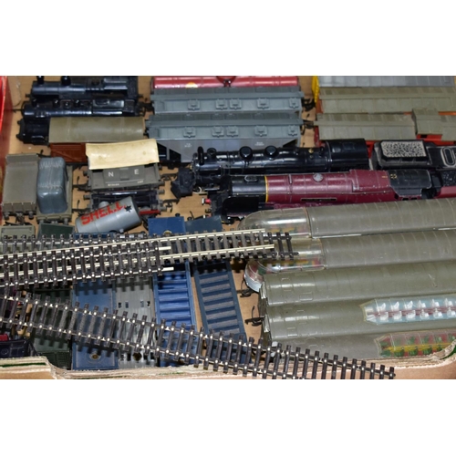 565 - A QUANTITY OF MAINLY UNBOXED AND ASSORTED 00 GAUGE MODEL RAILWAY ITEMS, to include Hornby Dublo Duch... 