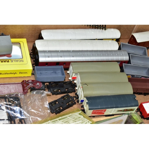 565 - A QUANTITY OF MAINLY UNBOXED AND ASSORTED 00 GAUGE MODEL RAILWAY ITEMS, to include Hornby Dublo Duch... 