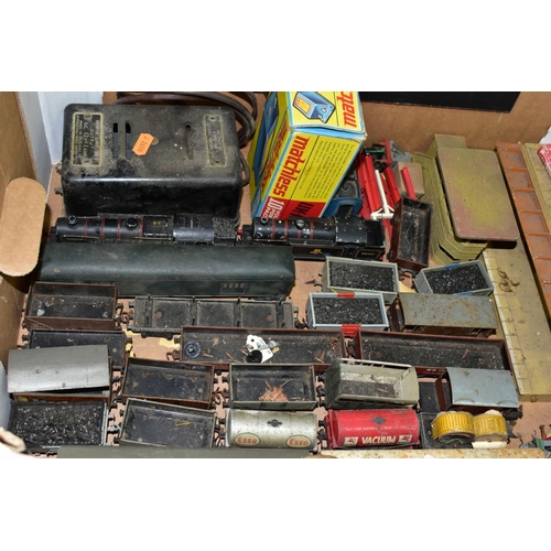 608 - A QUANTITY OF UNBOXED AND ASSORTED HORNBY DUBLO MODEL RAILWAY ITEMS, to include class 4MT standard t... 