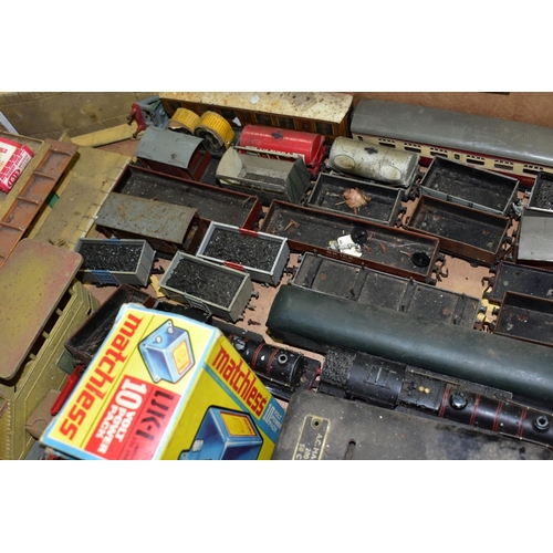 608 - A QUANTITY OF UNBOXED AND ASSORTED HORNBY DUBLO MODEL RAILWAY ITEMS, to include class 4MT standard t... 