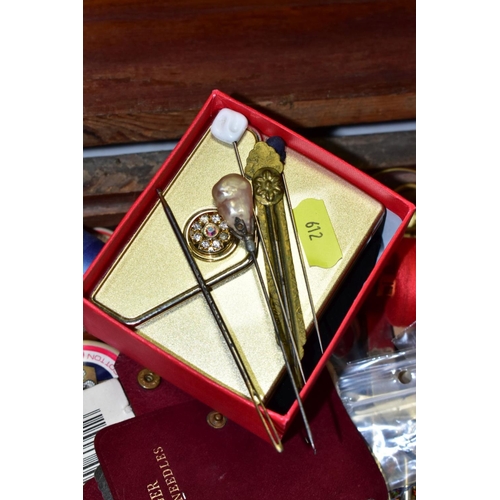 612 - AN EARLY 20TH CENTURY ASPREY TABLE TOP BOOK STAND COMPLETE WITH ASPREY BRANDED BOOKS, of rosewood an... 