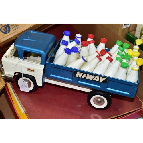 623 - A BOXED TRI-ANG HI-WAY SERIES PRESSED STEEL MILK LORRY, No.TM6626, complete with a full load of twen... 