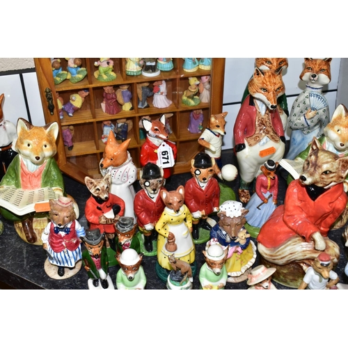 671 - A COLLECTION OF SIXTY ONE NOVELTY FOX ORNAMENTS AND SCULPTURES to include Enesco Beatrix Potter figu... 