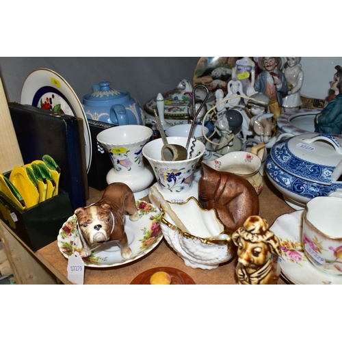 720 - ASSORTED LOOSE CERAMICS, ETC, to include a Dudson jasperware teapot, (chips to lid, nibbles to spout... 