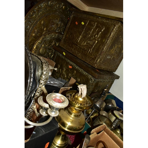 722 - ASSORTED METALWARES AND SUNDRY ITEMS, ETC, to include brass and copper coal scuttles and log bins, p... 