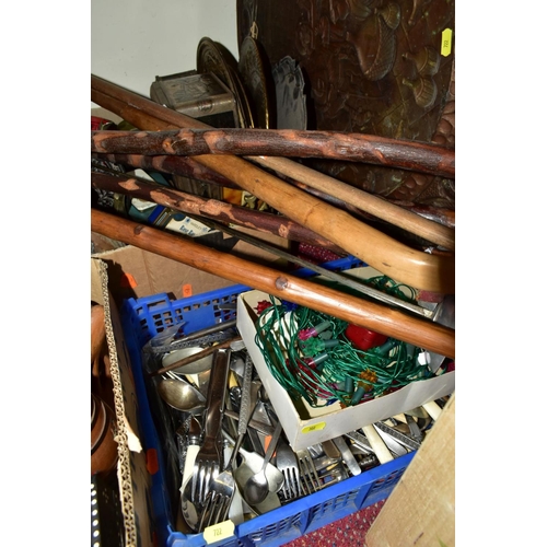 722 - ASSORTED METALWARES AND SUNDRY ITEMS, ETC, to include brass and copper coal scuttles and log bins, p... 