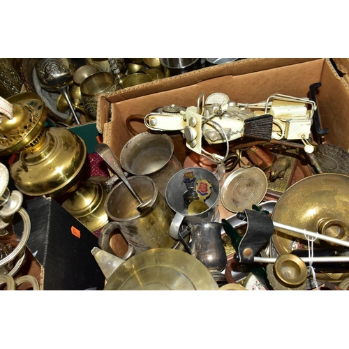 722 - ASSORTED METALWARES AND SUNDRY ITEMS, ETC, to include brass and copper coal scuttles and log bins, p... 