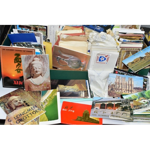 786 - POSTCARDS, a large collection of mostly modern postcards (1000's) from the UK, Europe and Worldwide,... 