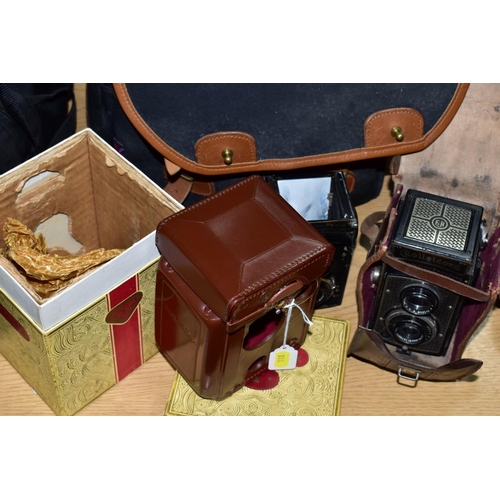 118 - A ROLLEICORD 1 TAPETEN TLR CAMERA in untidy leather case with Anastigmat and Triotar 7.5cm f4.5 lens... 