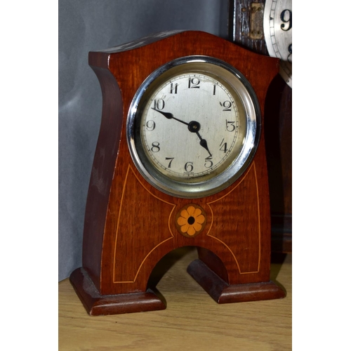 130 - AN EARLY 20TH CENTURY OAK CASED MANTEL CLOCK, the caddy style top above a silvered dial with Arabic ... 