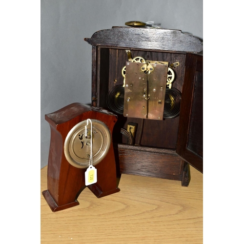 130 - AN EARLY 20TH CENTURY OAK CASED MANTEL CLOCK, the caddy style top above a silvered dial with Arabic ... 